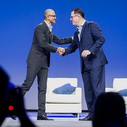 Satya Nadella & Michael Dell Lengket di Dell World 2015