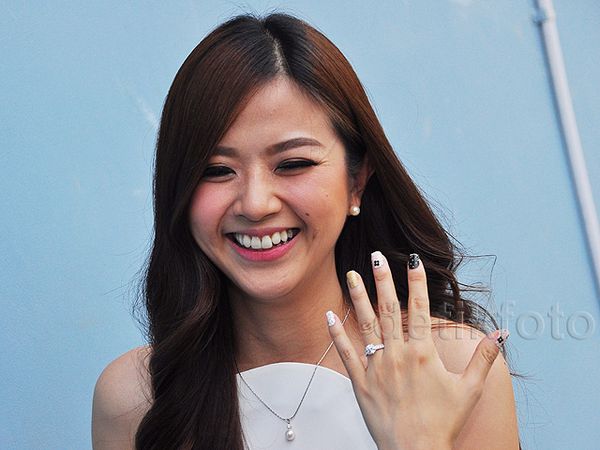 Franda Berseri-seri Pamer Cincin Tunangannya dengan Samuel Zylgwyn