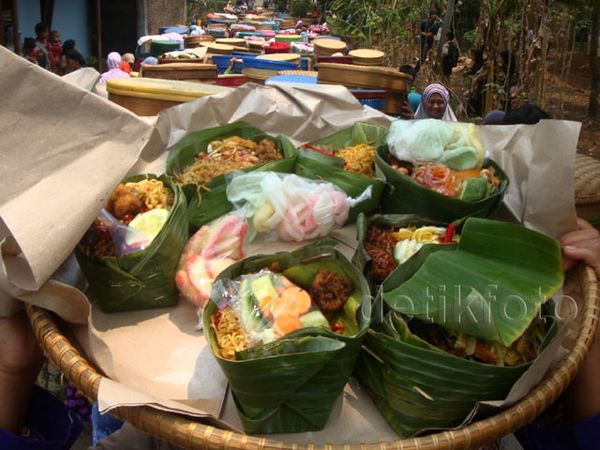 Warga Banjarnegara Gelar Tradisi Tenongan
