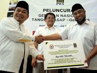 F-PKS Berikan Dana Kenaikan Tunjangan ke Korban Kabut Asap