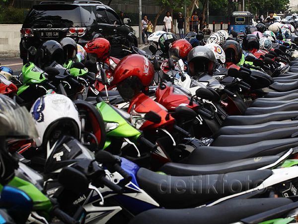 Parkir Liar Memakan Badan Jalan Teluk Betung