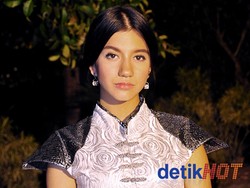 Wajah Serius Cassandra Lee Diubah Jadi Tampang Komedi