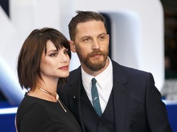 Congrats! Tom Hardy dan Charlotte Riley Dikaruniai Anak Pertama