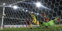 Dalam laga yang dihelat di Bakcell Arena, Baku, Kamis (22/10) malam WIB, tersebut, Dortmund memang tampil amat dominan. Ini terlihat dari jumlah penguasaan bola yang mencapai 73%. REUTERS/David Mdzinarishvili.