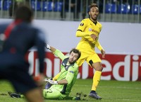 Aubameyang menaklukan kiper FK Qabala, Dmytro Bezotosniy. REUTERS/David Mdzinarishvili.