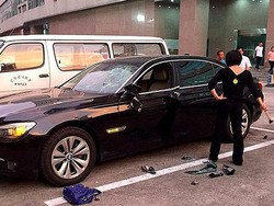 Diselingkuhi, Wanita Ini Hancurkan BMW Seri 7 Milik Suami dengan Palu