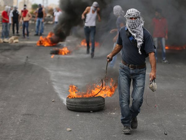 Pemuda Palestina dan Tentara Israel Bentrok