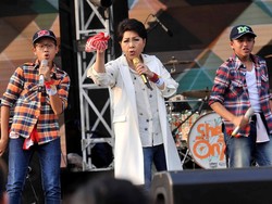 Titiek Puspa Tampil Enerjik Di Panggung Mandiri Karnaval 2015