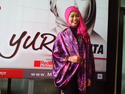 Perdana Manggung Berhijab, Begini Perasaan Yura Yunita
