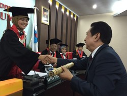 Aktor Anwar Fuady Kini Bergelar Doktor Ilmu Hukum