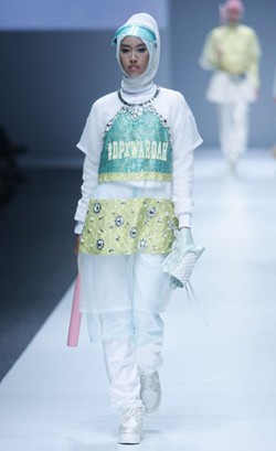 Dian Pelangi Rilis Busana Muslim Sporty di Jakarta Fashion Week 2016