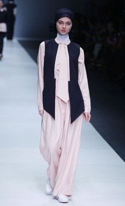 Busana Muslim yang Unisex Karya Restu Anggraini di JFW 2016