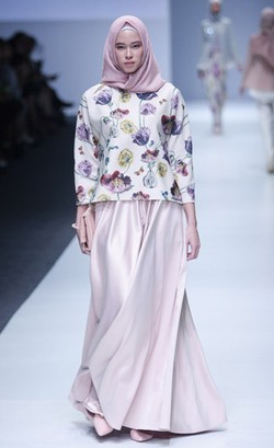 Ria Miranda dan Barli Asmara Tampilkan Koleksi Nuansa Floral di JFW 2016