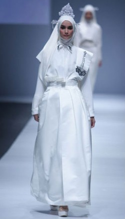 Potret Jakarta dalam Busana Modern Karya Terbaru Zaskia Sungkar