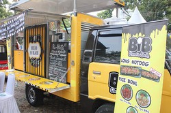 Nyam! Asyiknya Jajan Black Sandwich dan Es Sekoteng