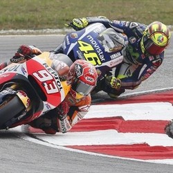 Honda: Rossi Sengaja Tendang Marquez