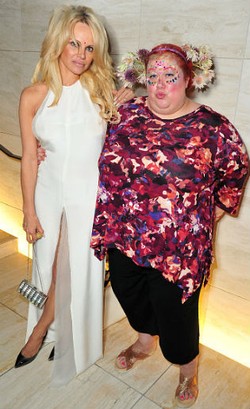 Usai Terima Penghargaan Vegan of The Year, Gaun Pamela Anderson Sobek