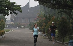 Menlu Australia Julie Bishop Lari Pagi di Tengah Kabut Asap Sumatera