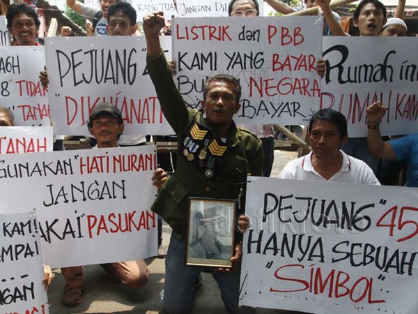 Aksi Keluarga Pensiunan TNI AD Tolak Digusur