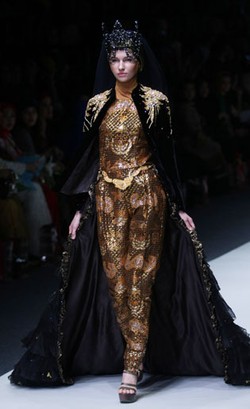 Anniesa Hasibuan Tampilkan Perpaduan Timur Tengah dan Jawa di JFW 2016