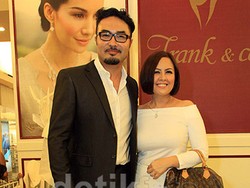 Surya Saputra Cuek dengan Gaya Berbusana