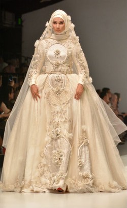 Romantisme Bunga dalam Koleksi Busana Ayu Dyah Andari & Khanaan Shamlan