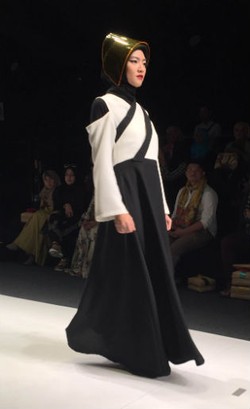 Hannie Hananto Tampilkan Busana Muslim Paduan Kimono dan Batik