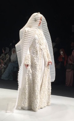 Kebaya Kutu Baru dengan Hijab Bervolume Jadi Tren Terbaru Irna Mutiara