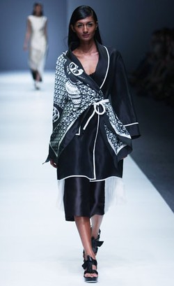 Batik Ayam Jago & Siluet Baju Karate dalam Koleksi Terbaru Toton Januar