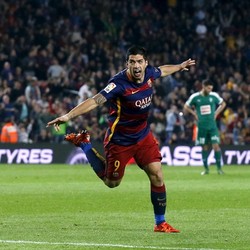 Setahun di Barca, Suarez: 4 Trofi, 2 Hat-trick, dan 35 Gol