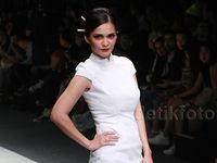 Dibalut Dress Mini Putih, Cut Tari Lenggak-lenggok di Catwalk