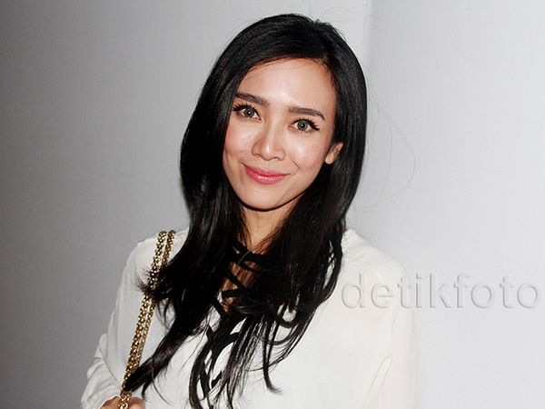 Gaya Dea Ananda dengan Rok Mini Denim