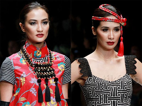 Atiqah dan Marsha Timothy Elegan Dibalut Busana Batik Ivan Gunawan