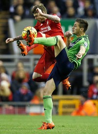 Alberto Moreno berebut bola dengan Dusan Tadic dalam pertandingan yang dihelat di Anfield, Minggu (25/10/2015) malam WIB. Phil Noble/Reuters/detikFoto.