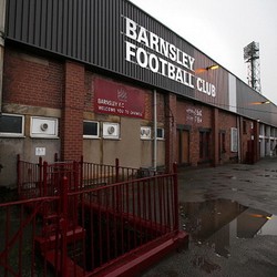 Tertidur di Toilet, Suporter Ini Tak Bisa Pulang dari Stadion yang Sudah Tutup