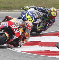 Mengamati Tiga Video Insiden Rossi-Marquez di Sepang