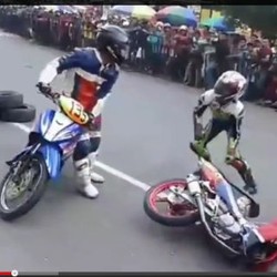 Ini Video Dua Pebalap Motor Bersenggolan, lalu Berkelahi