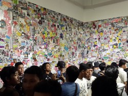 Pengunjung Pameran Visual Jalanan Bebas Selfie dan Coret Tembok