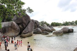 Mengenang Laskar Pelangi di Pantai Tanjung Tinggi