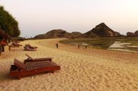 Sunset Romantis di Pantai Putri Nyale, Lombok