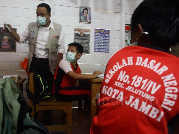 Anis Bagikan Masker untuk Siswa Korban Asap