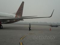 Bandara Sutan Mahmud Badaruddin Masih Diselimuti Asap