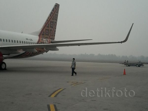 Bandara Sutan Mahmud Badaruddin Masih Diselimuti Asap