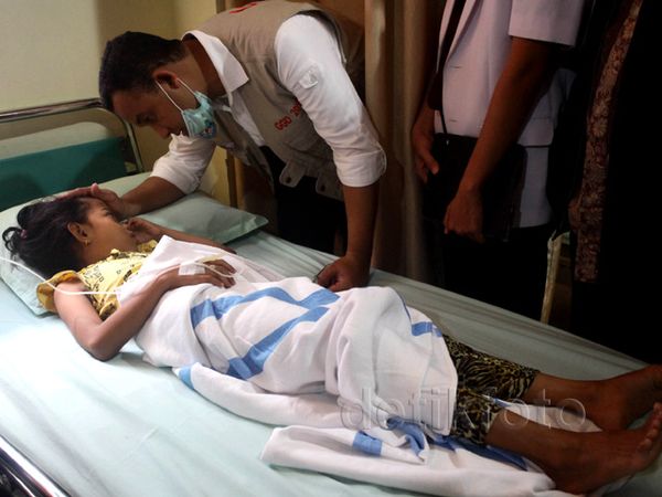 Anis Baswedan Jenguk Siswa Sakit