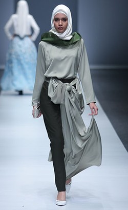 Zaskia & Shireen Sungkar Rilis Busana Muslim untuk Anak Muda di JFW 2016