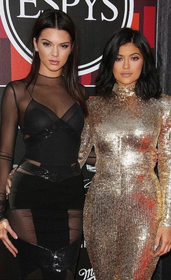 Kendall dan Kylie Jenner Dituntut Karena Diduga Plagiat Tulisan di T-shirt