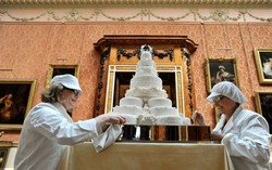 Inilah Roti dan Air Mineral Termahal yang Pernah Dijual di Acara Lelang! (1)