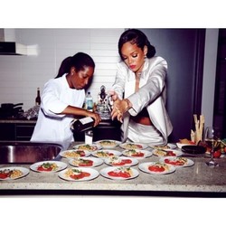 Wah, Rihanna Juga Suka Menyiapkan Makanan dan Ngemil!