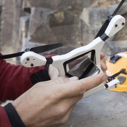 PhoneDrone Bisa Ubah Ponsel Jadi Drone