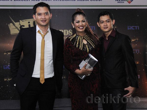 Ely Sugigi Diapit Rezky Aditya Asli dan Rezky Aditya KW